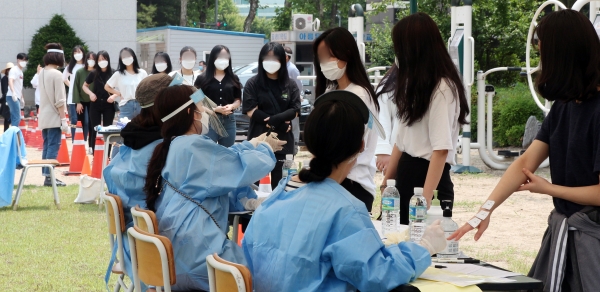 6일 오전  인천 한 고등학교 선별진료소에서 학생들과 교직원들이 검체검사를 받고 있다.
