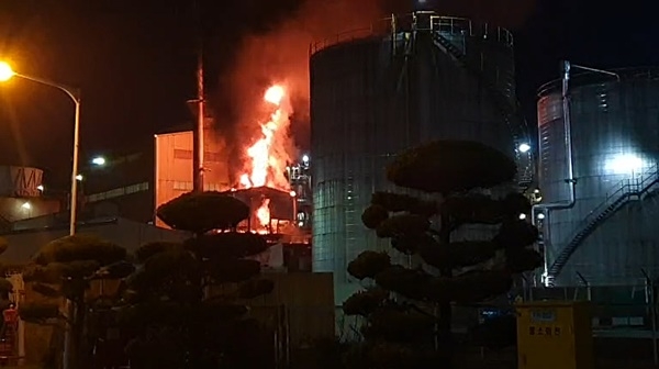 22일 오후 전남 여수시 여수산업단지 내 한 공장에 불이 나고 있다. (뉴스1 독자 제공)