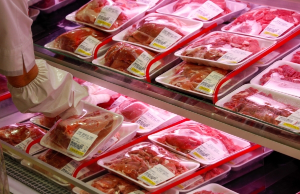 10일 서울시내 대형마트에 돼지고기가 진열돼 있다. 통계청의 소비자물가 동향에 따르면 신종 코로나바이러스 감염증(코로나19)으로 인한 집밥 소비가 늘면서 고기, 생선, 채소 등 식료품 물가가 오르고 과일값만 내림세를 보였다. 2020.6.10