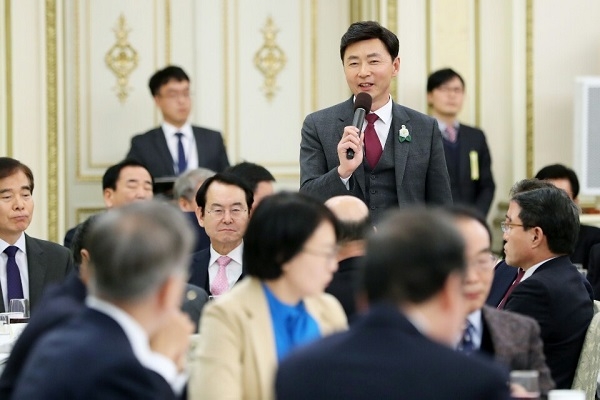 청와대 전국시장군수 오찬에서 대표 발언을 하고 있는 김철우 보성군수