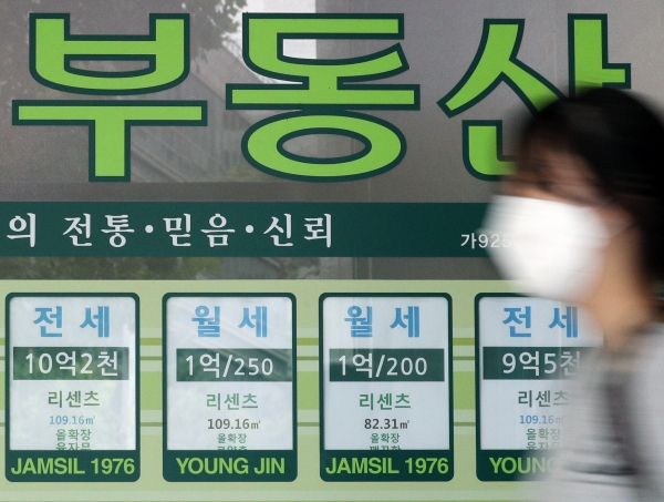 정부가 22번째 부동산 대책을 놓은 가운데 12일 서울시내 한 부동산 공인중개사 사무소에 매물 전단이 붙어있다.
