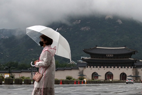 전국적으로 장맛비가 내린 19일 서울 세종대로에서 한 시민이 우산을 쓰고 발걸음을 옮기고 있다. 20일, 오늘날씨는 전국이 흐리고 비가 오겠고 특히 중부지방은 아침까지 천둥번개를 동반한 시간당 50mm 이상 폭우가 쏟아지겠다. 비는 낮에 서쪽지방부터 그치기 시작해 늦은 오후 대부분 그치겠다.