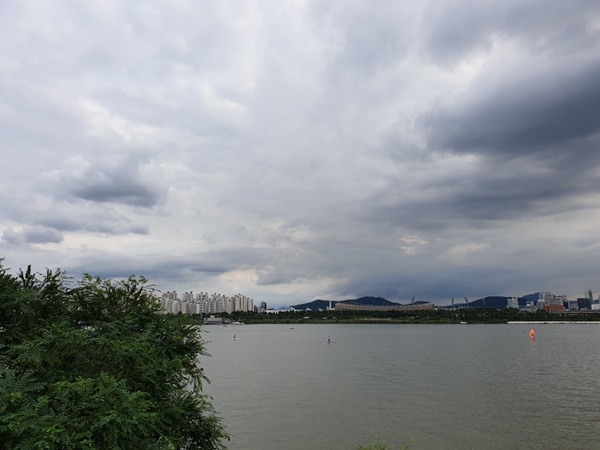 지난 26일 오후 서울 광진구 한강공원 뚝섬유원지에서 본 잠실 야구장 풍경. 짙은 구름이 하늘을 가득 덮었다.