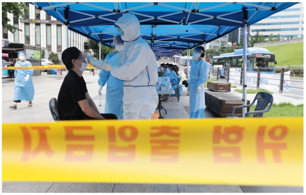 남대문 시장 케네디 상가에서 상인 8명이 신종코로나바이러스 감염증(코로나19)에 감염된 것으로 확인된 가운데 10일 서울 중구 숭례문 앞에 설치된 선별진료소에서 시민들이 검사를 받고 있다.