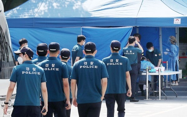 지난 광복절 서울 광화문 일대에서 집회가 열릴 당시 질서유지를 담당했던 경찰 대원들이 지난 19일 오후 서울 중구 서울지방경찰청 기동본부에 마련된 선별진료소에서 신종 코로나바이러스 감염증(코로나19) 진단검사를 받고 있다.