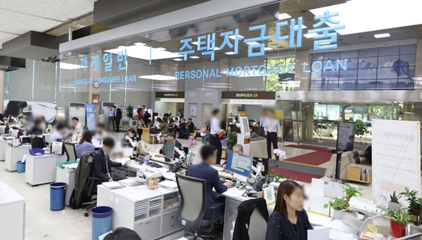서울 영등포구 국민은행 여의도 영업부에서 직원들이 업무를 보고 있다. (사진은 그래픽프로그램으로 좌우반전)