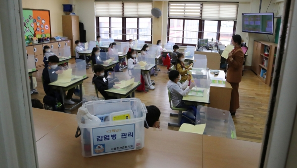 수도권의 유치원과 초·중·고등학교 등교가 재개된 21일 서울 강동구 한산초등학교에서 2학년 학생들이 수업을 듣고 있다.