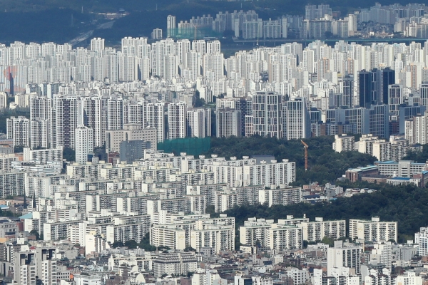 2020년 1~8월 서울 아파트 전셋값이 5년 만에 가장 높은 상승률을 기록한 것으로 조사됐다. 17일 부동산114에 따르면 올해 1~8월(지난해 말~8월 말 기준) 서울 아파트 전셋값은 5.9% 상승했다. 이는 2015년(16.96% 상승) 이후 연간 상승률을 뛰어넘은 수치다. 사진은 18일 서울 시내 아파트 단지 모습. 2020.9.18