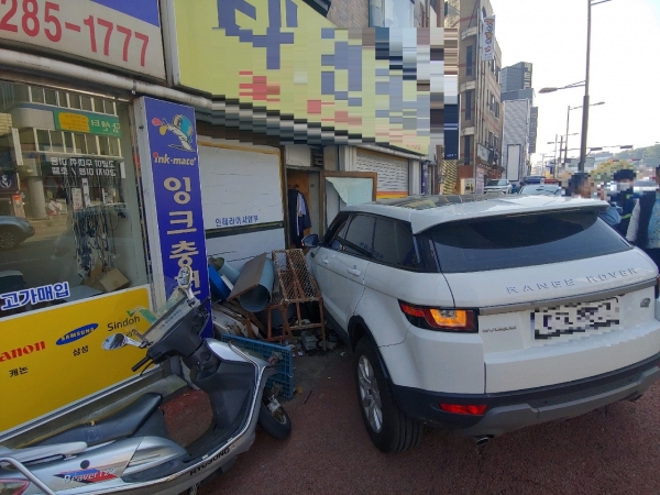 전북 전주시에서 한 30대 운전자가 차량 기어를 주행 상태로 놓고 하차했다가 사무실을 들이받는 사고가 발생했다.(독자 제공)