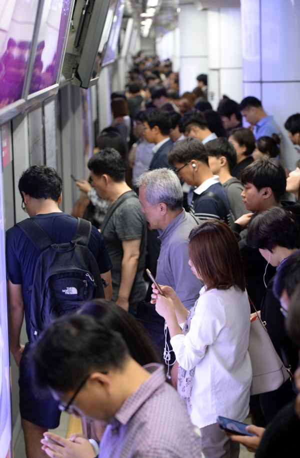 서울 지하철 2호선 사당역에서 시민들이 지하철 을 기다리고 있다.
