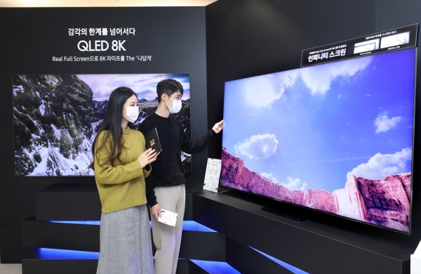 삼성전자 모델이 ‘나답게 스튜디오’ TV존에서 ‘QLED 8K’의 인피니티 스크린을 체험하고 있다.