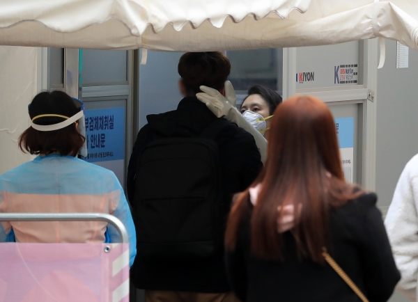 신종 코로나바이러스 감염증(코로나19) 신규 확진자가 나흘 연속 200명대를 기록한 17일 서울 중구 국립중앙의료원에 마련된 선별진료소에서 시민들이 검체 검사를 받고 있다.