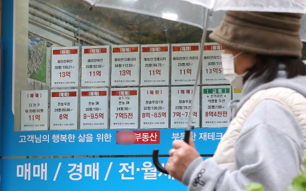 서울의 한 아파트 단지 부동산 정보란에 전세매물 품귀현상을 보이고 있다.