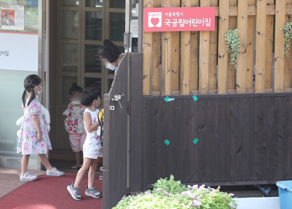 한 부모가  지난 8월 자녀를 서울의 한 어린이집에 긴급 돌봄으로 등원시키는 모습. 2020.8.25