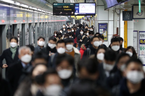 서울 종로구 지하철 5호선 광화문역 승강장에서 마스크를 쓴 시민들이 출근길 발걸음을 재촉하고 있다.