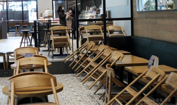 서울 종로구 한 베이커리 카페에서 일부 의자를 기울여 놓고 커피, 음료, 디저트 등을 포장 판매를 하고 있다. 이날 부터 서울시는 사회적 거리두기 2단계 및 핀셋방역 강화조치에 따라 복합시설로 등록돼 있는 브런치카페, 베이커리 카페 등에서 커피, 음료, 디저트류는 포장 및 배달만 허용 했다. 2020.12.1