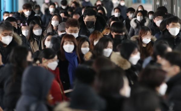 신축년 새해 첫 출근일인 4일 오전 서울 구로구 신도림역에서 시민들이 마스크를 쓴 채 출근길 발걸음을 옮기고 있다. 2021.1.4