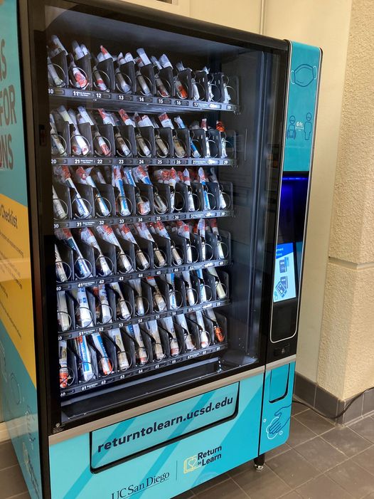 UC샌디에고가 배포한 코로나19 검사 키트가 담긴 자동판매기. © UC샌디에고 페이스북