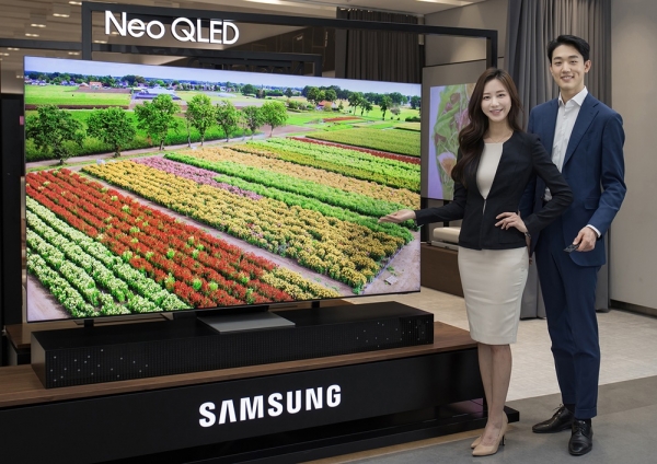 삼성전자 모델이 수원 삼성 디지털시티에서 2021년 신제품 Neo QLED TV를 소개하고 있다.