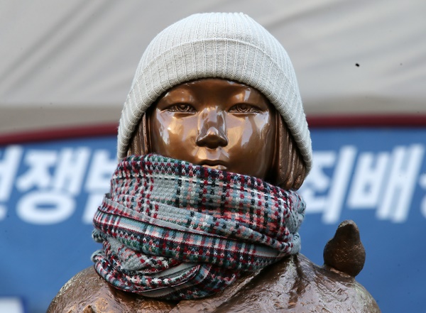 6일 서울 종로구 옛 일본대사관 앞에서 열린 제1473차 '일본군 성노예제 문제해결을 위한 정기 수요시위'에서 소녀상에 모자와 목도리가 씌어져 있다.