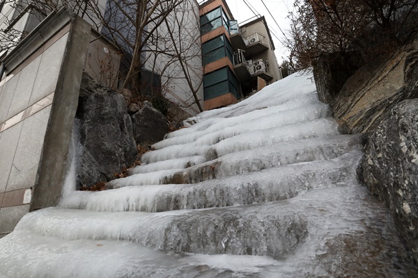서울 지역 최저기온이 영하 12도까지 떨어진 11일 서울 종로구 자하문로 주택가 계단에 물이 얼어 작은 폭포를 이루고 있다. / 뉴스1