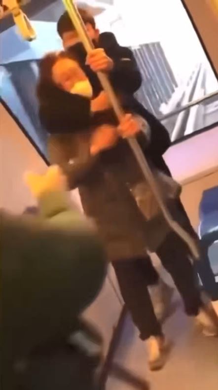 의정부경전철 내부에서 여성 노인을 폭행하는 중학생 (SNS에 퍼진 영상 일부 캡쳐)