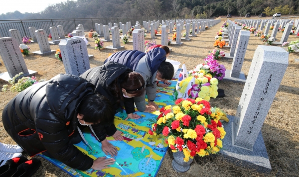 31일 대전 유성구 국립대전현충원 묘역에서 가족 단위 참배객들이 설날을 앞두고 미리 참배하고 있다. 2021.1.31 (사진 뉴스1)