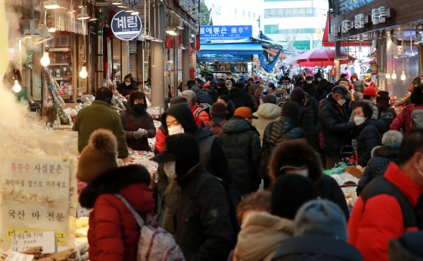 지난달 29일 오후 서울 동대문구 경동시장에서 시민들이 장을 보고 있다. 2021.1.29 (사진 뉴스1)