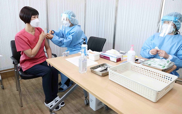 서울 구로구가 26일 코로나19 백신 예방접종을 시작했다 [사진 = 구로구 제공]