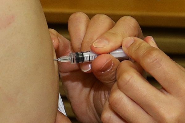 의료진이 코로나19 아스트라제네카(AZ) 백신 자체 접종을 하고 있다. / 사진 = 뉴스1(사진공동취재단)