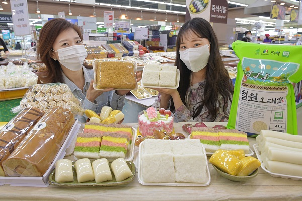 농협 하나로마트 양재점(서울 서초구 소재)에서는 백설기 데이(3.14)를 맞아 우리 쌀로 만든 떡을 비롯하여 쌀 케이크, 쌀빵 등을 소개하고 있다.