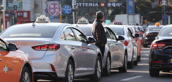 서울 중구 서울역 앞에 택시들이 줄지어 손님을 기다리고 있다. 2021.1.5 (사진 뉴스1)