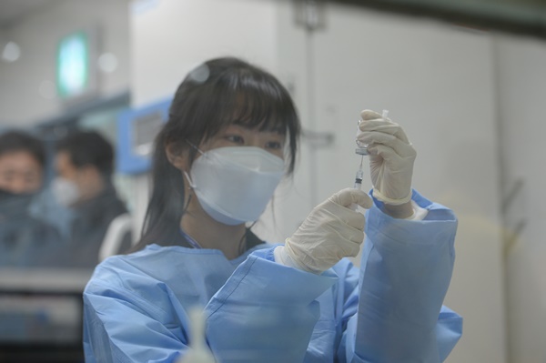 17일 오전 충남 천안시 서북구 실내테니스장에 마련된 예방접종센터에서 실시된 지역 예방접종센터 모의훈련에서 의료진이 백신을 준비하고 있다. / 사진 = 뉴스1(사진공동취재단)