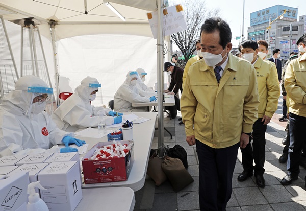 정세균 국무총리가 지난 22일 오후 외국인 근로자 밀집 지역인 서울 구로역 광장에 마련된 신종코로나바이러스 감염증(코로나19) 임시 선별진료소를 방문해 의료진을 격려하고 있다. / 사진 뉴스1