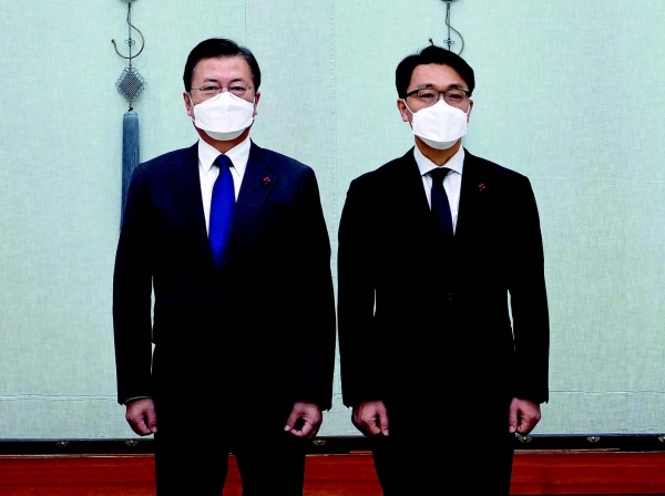 문재인 대통령이 1월 21일 오전 청와대에서 김진욱 초대 공수처장에게 임명장을 수여한후 기념촬영을 하고 있다.