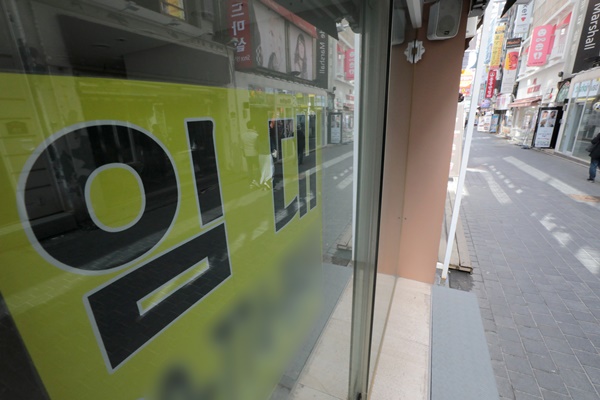 소상공인·특수형태근로종사자 등 코로나19 피해계층을 대상으로 한 4차 재난지원금 지급이 시작된 29일 서울 중구 명동거리의 한 폐업상가에 임대 안내문이 붙어 있다.