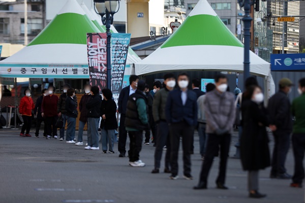 서울 중구 서울역광장에 마련된 임시선별진료소에서 시민들이 검사를 기다리고 있다.