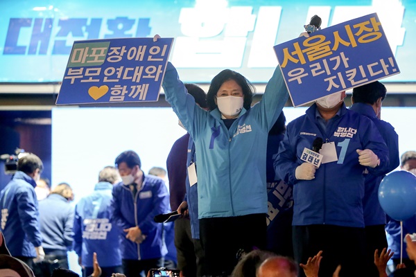 박영선 더불어민주당 서울시장 후보가 6일 서울 마포구 상상마당 인근에서 열린 집중유세에서 지지를 호소하고 있다. / 국회사진취재단