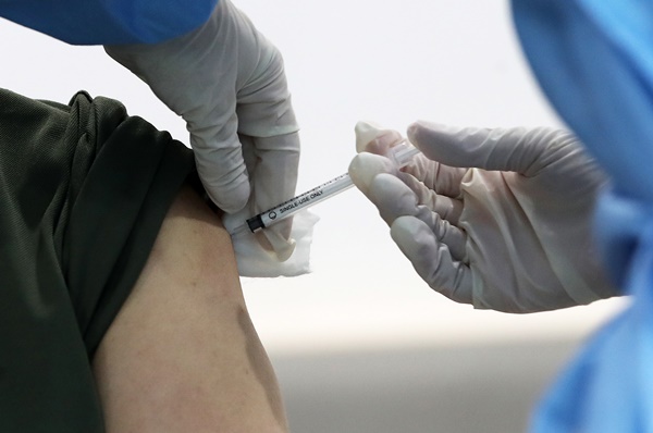 65세부터 74세 사이 일반인에 대한 아스트라제네카 백신 1차 접종이 시작된 27일 오전 서울 서대문구 동신병원에서 한 어르신이 백신을 맞고 있다.