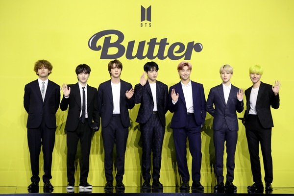 그룹 방탄소년단(BTS)이 24일(한국시간) 미국 3대 음악 시상식으로 꼽히는 ‘2021 빌보드 뮤직 어워드(2021 Billboard Music Awards)’에서 4관왕을 차지했다. 사진은 지난달 21일 새 디지털 싱글 'Butter' 발매 기념 글로벌 기자간담회에 앞서 기념촬영을 하는 모습.