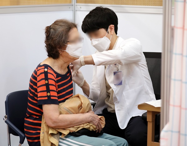 지난달 31일 오후 서울 양천구 목동 코로나19 서울시 양천구 예방접종센터에서 한 시민이 백신 접종을 하고 있다.