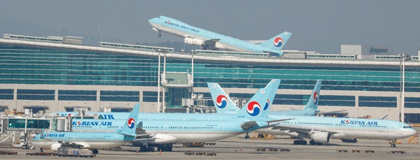 지난 3월 8일 인천국제공항에 대한항공 여객기가 이륙하고 있다. 