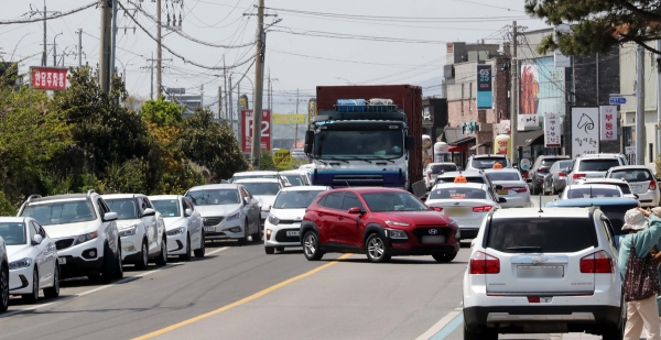 제주시 애월읍 한담해변 인근 도로가 렌터카로 붐비고 있다. 2020.4.29 (사진 뉴스1)