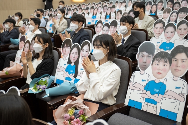 9일 서울 강남구 멀티캠퍼스 교육센터에서 열린 ‘삼성청년SW아카데미’ 4기 수료식에 참석한 수료생들
