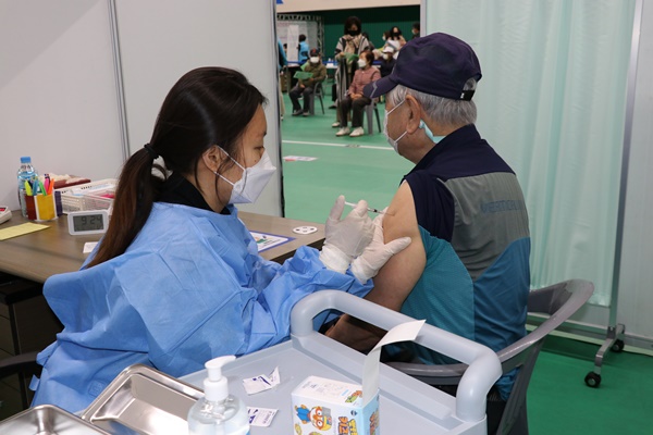 충북 옥천군이 운영하는 예방접종센터에서 한 어르신이 코로나19 백신 접종을 맞고 있다. (옥천군 제공)