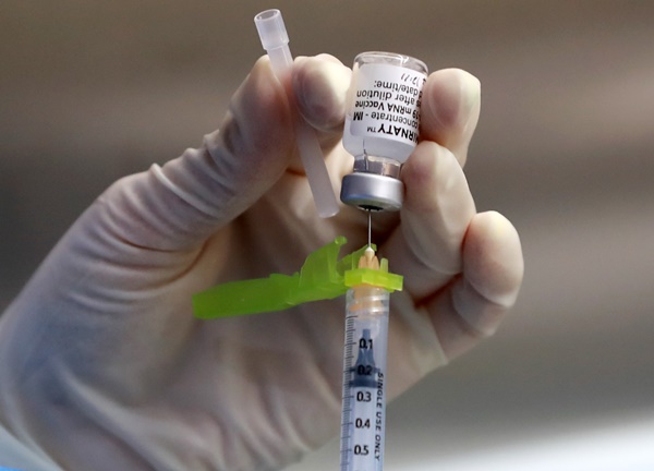 지난 4일 서울 영등포아트홀에 마련된 코로나19 예방접종센터에서 의료진이 화이자 백신을 추출하고 있다.