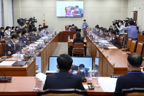 지난 22일 오후 국회에서 열린 행정안전위원회 전체회의에서 서영교 위원장이 관계자와 대화를 나누고 있다. (사진 뉴스1)