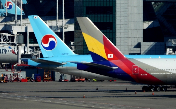인천국제공항에 대한항공과 아시아나 항공기가 서 있다. (사진 뉴스1)