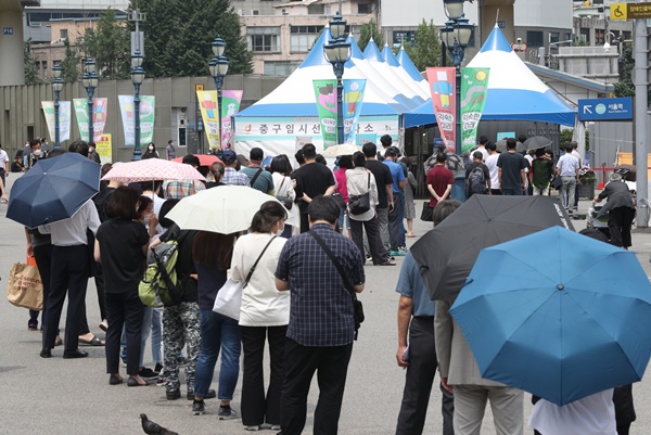 서울 중구 서울역광장 임시선별진료소를 찾은 시민들이 신종 코로나바이러스 감염증(코로나19) 검사를 받기 위해 줄을 서 있다. 