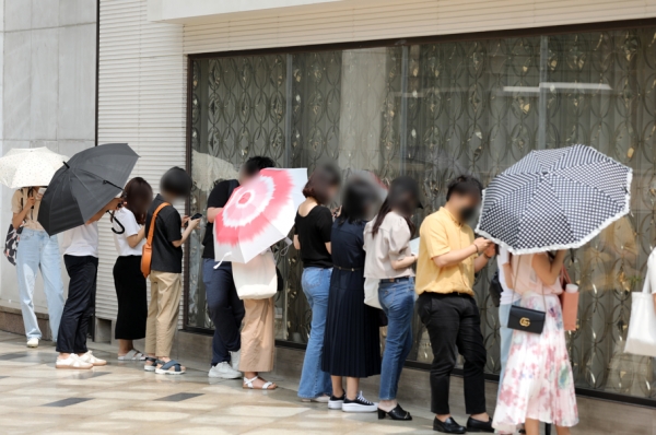 명품 구입을 위한 시민들이 지난달 29일 오전 서울시내 한 백화점에서 샤넬매장 입장을 기다리고 있는 모습. (사진 뉴스1)